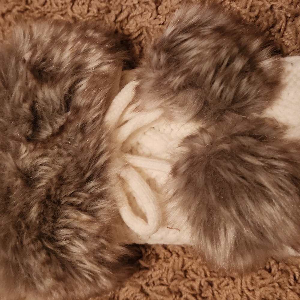UGG Cable Knit Cream Wine Bottle Holder with Faux Fur Trim - Picture 2 of 7